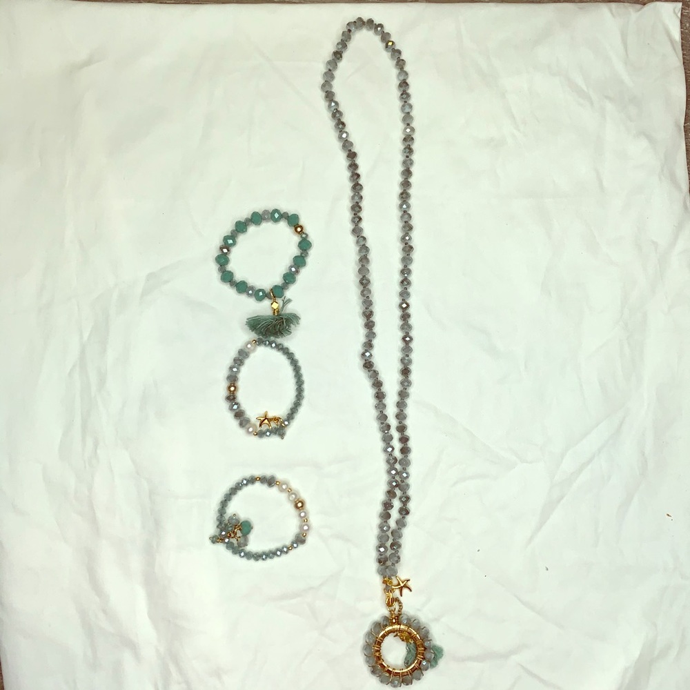 Gorgeous green and gold necklace set